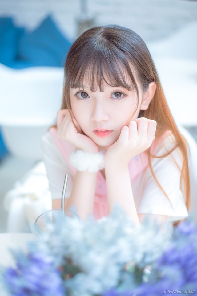 很多男人就是这样的，玩女人的时候总希望对方年轻一点放开一点开放三点，玩着别人的女儿的同时又希望别人永远别来碰自己的女儿。——韩寒《传统美德》